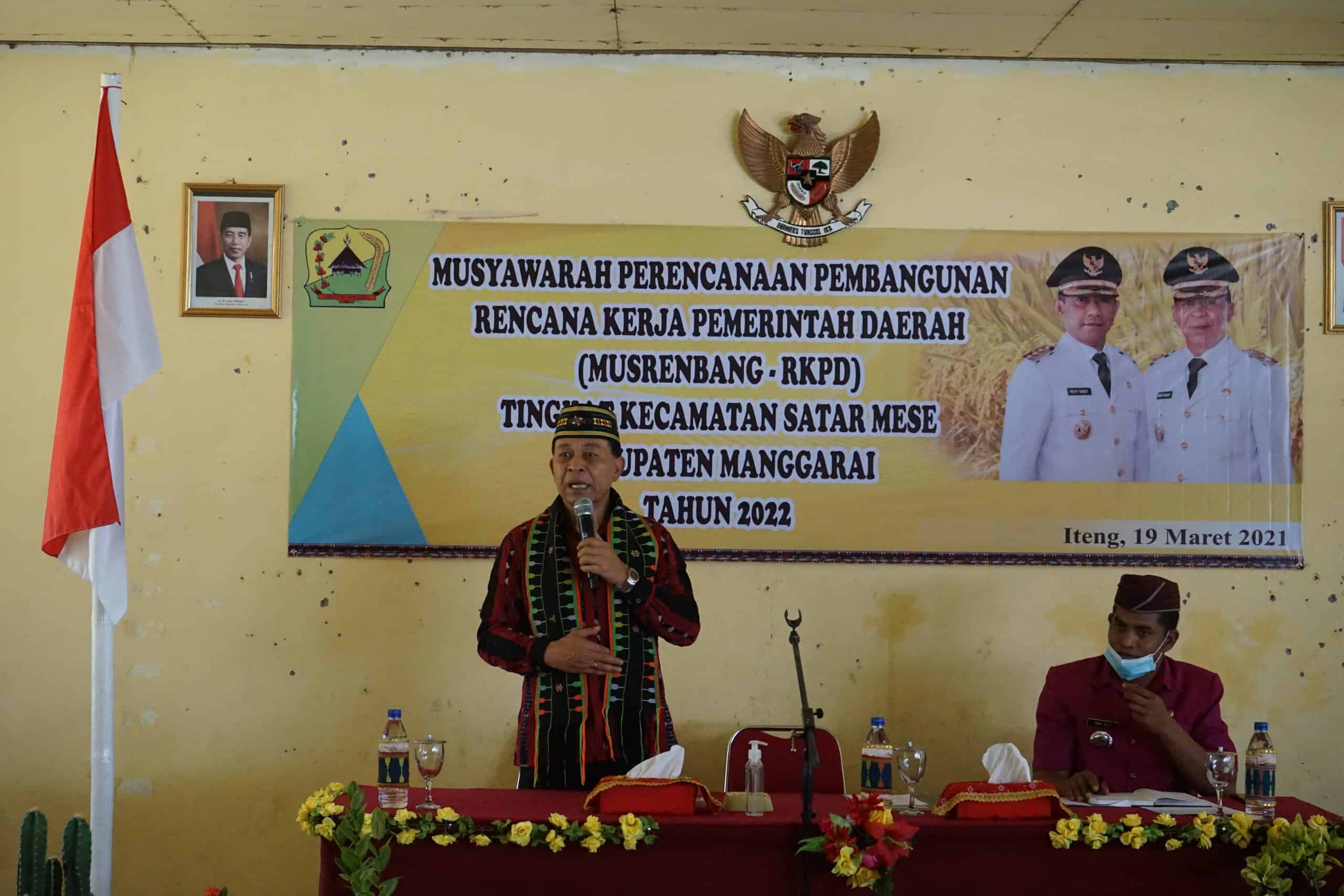 MEMBERIKAN SAMBUTAN - Wakil Bupati Manggarai, Heribertus Ngabut memberikan sambutan saat pembukaan Musrenbang RKPD Tingkat Kecamatan Satar Mese Tahun 2022. Foto : Ody Jemat, Diskominfo Manggarai