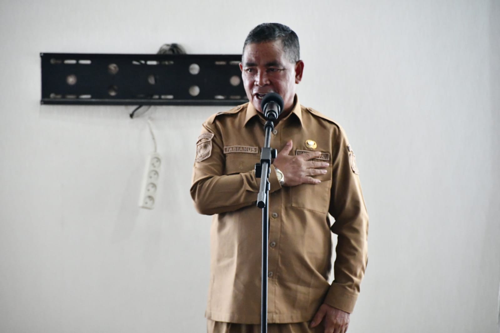 wakil bupati sedang memberikan arahan