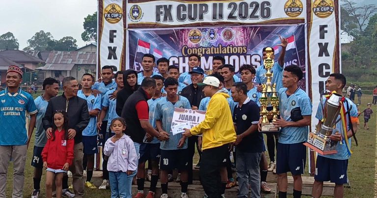 Bupati Manggarai Herybertus Geradus Laju Nabit dan Wakil Bupati Fabianus Abu menyerahkan trofi kepada juara Turnamen Amal FX Cup II Tahun 2026 pada acara penutupan di Lapangan Paroki Moka, Kabupaten Manggarai