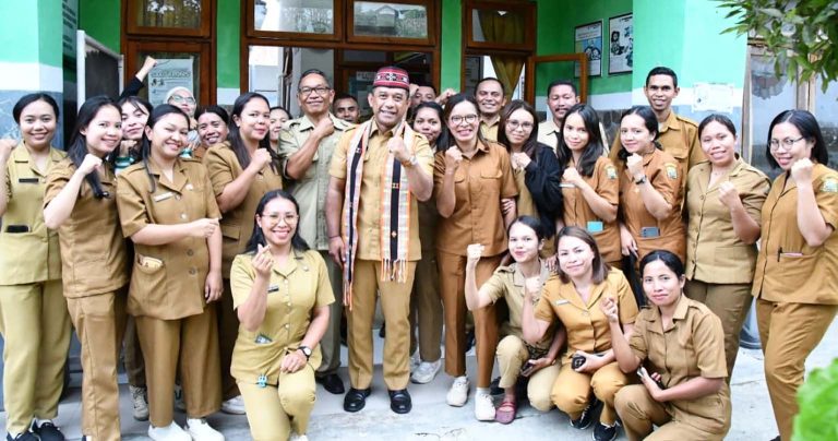 Bupati Manggarai Herybertus Geradus Laju Nabit berfoto bersama dokter, perawat, bidan, dan tenaga kesehatan Puskesmas Bea Mese di halaman depan puskesmas usai audiensi mengenai peningkatan kualitas pelayanan kesehatan di Kecamatan Cibal, Kabupaten Manggarai, pada 27 Juli 2026.