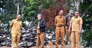 Bupati Manggarai Herybertus Geradus Laju Nabit bersama Wakil Bupati Fabianus Abu meninjau Tempat Pembuangan Akhir (TPA) Ncolang di Desa Wae Ri'i, Kecamatan Wae Ri'i, Kabupaten Manggarai, usai menerima pengaduan masyarakat terkait polusi udara akibat kebakaran sampah serta berdialog mengenai upaya peningkatan pengelolaan persampahan dan infrastruktur pendukung, Senin (27/7/2026).