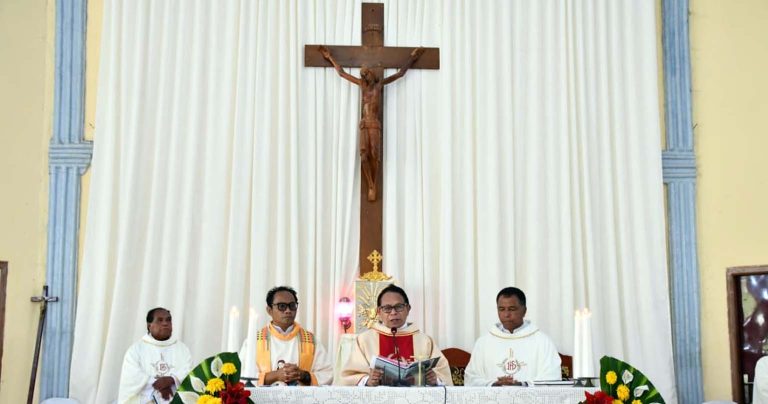 RP Sebastian Hobahana, SVD memimpin Perayaan Ekaristi Syukur Puncak Pesta Emas 50 Tahun Gereja Paroki Santo Antonius Padua Ri'i di altar gereja, didampingi RD Tarsi Syukur dan RD Marsel Zosimus Erot, dalam misa yang dikonselebrasikan oleh 27 imam di Desa Bea Mese, Kecamatan Cibal, Kabupaten Manggarai, Senin, 27 Juli 2026.