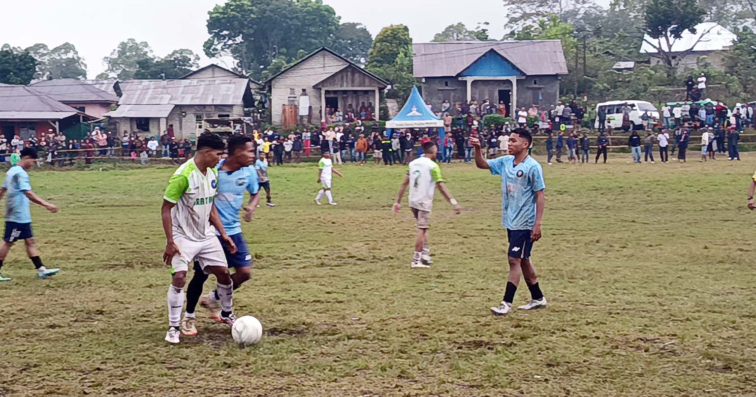 Pertandingan Final FX Cup II 2026 antara Misio Unika FC dan Harta FC di Lapangan Sepak Bola Paroki Poka, Kecamatan Wae Ri'i, Kabupaten Manggarai, disaksikan ratusan penonton yang memadati area lapangan.