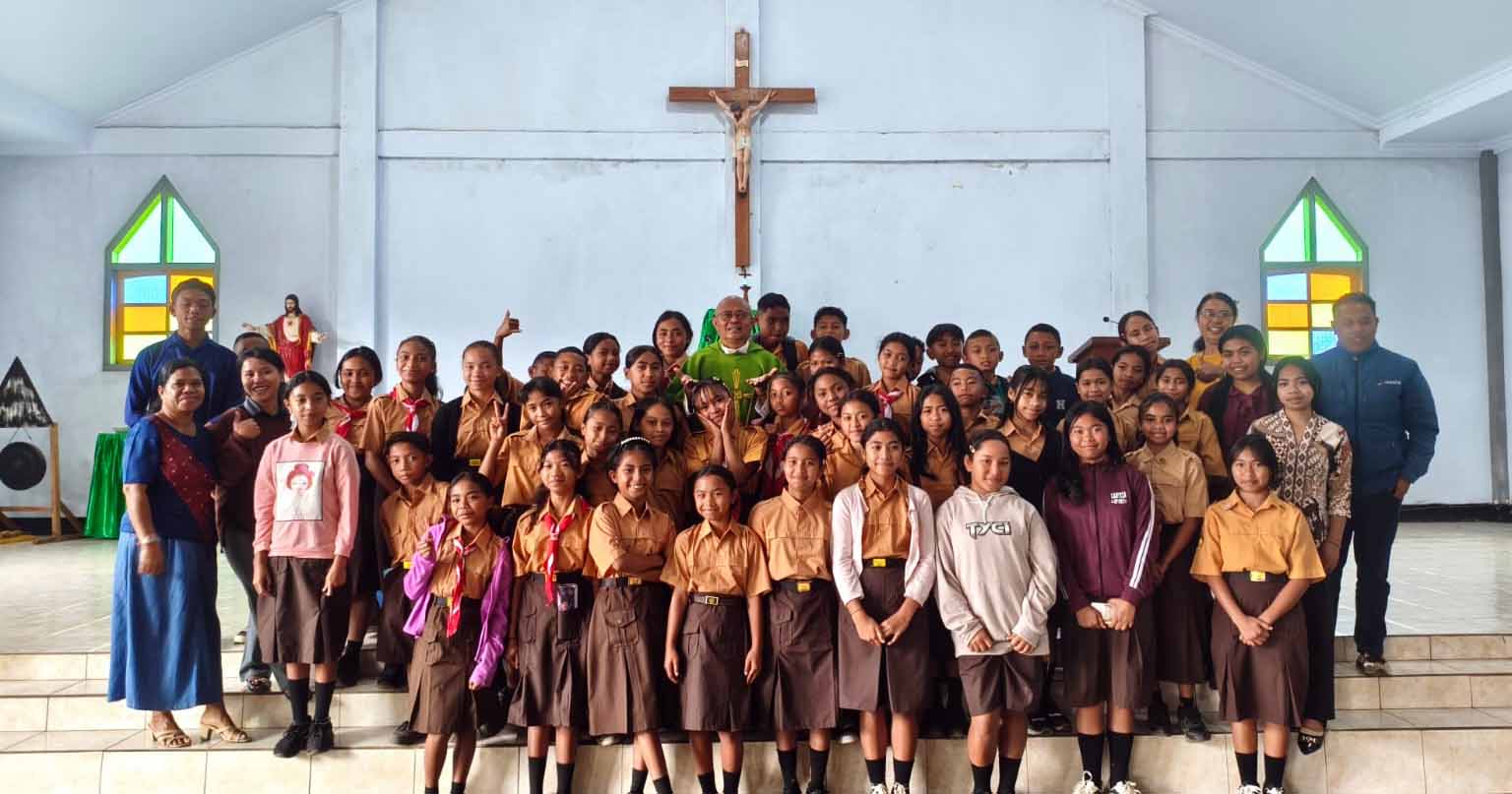Anak-anak dari berbagai sekolah dan anggota SEKAMI mengikuti peringatan Hari Anak Nasional 2026 di Gereja Paroki St. Nikolaus Golodukal, Ruteng.